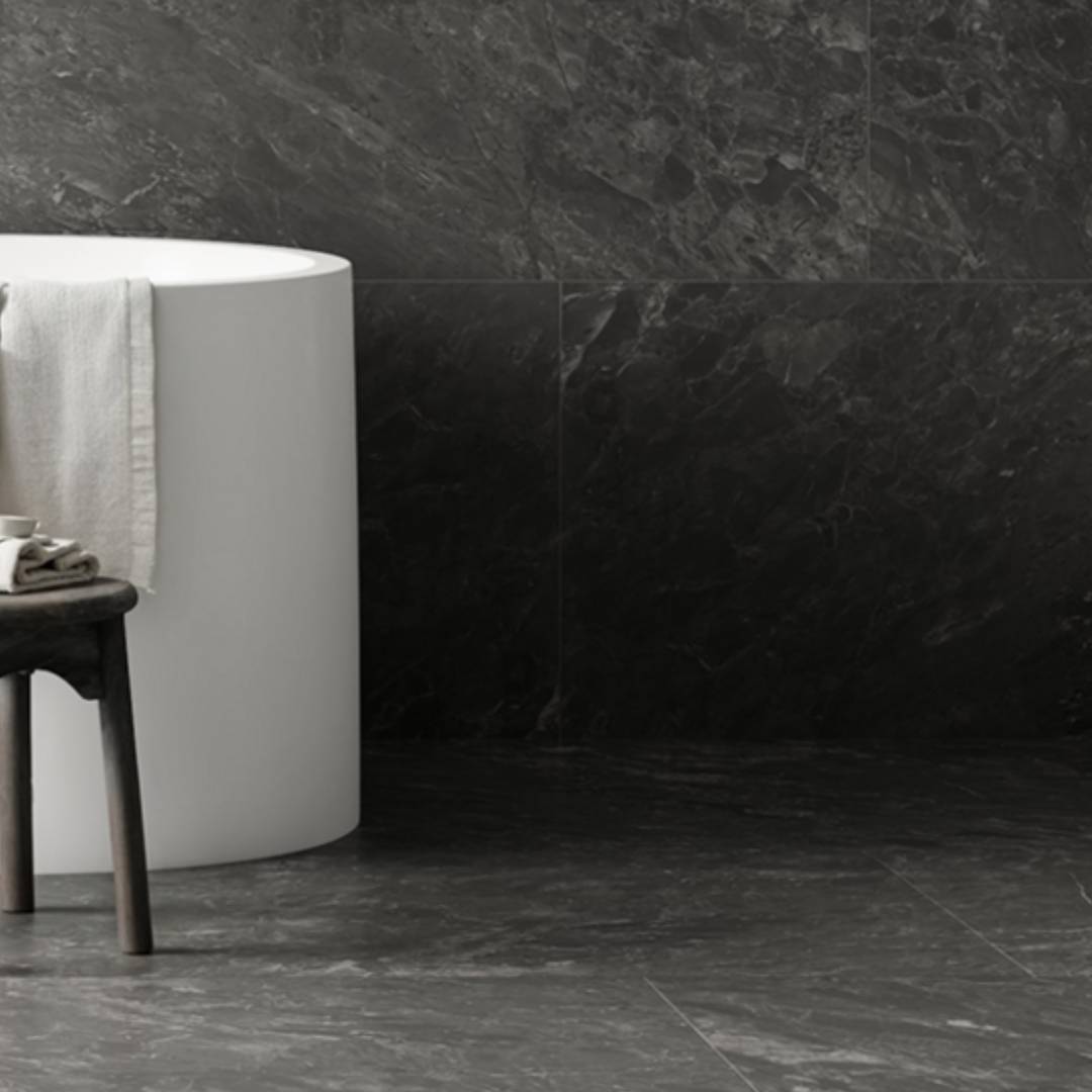 Detalj av stilrent badrum i mörkt grå och vita toner