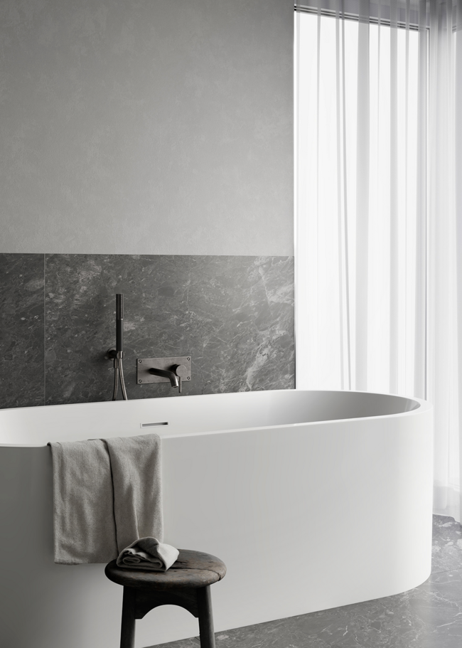 Modernt badrum med ljusgrå granitmosaik